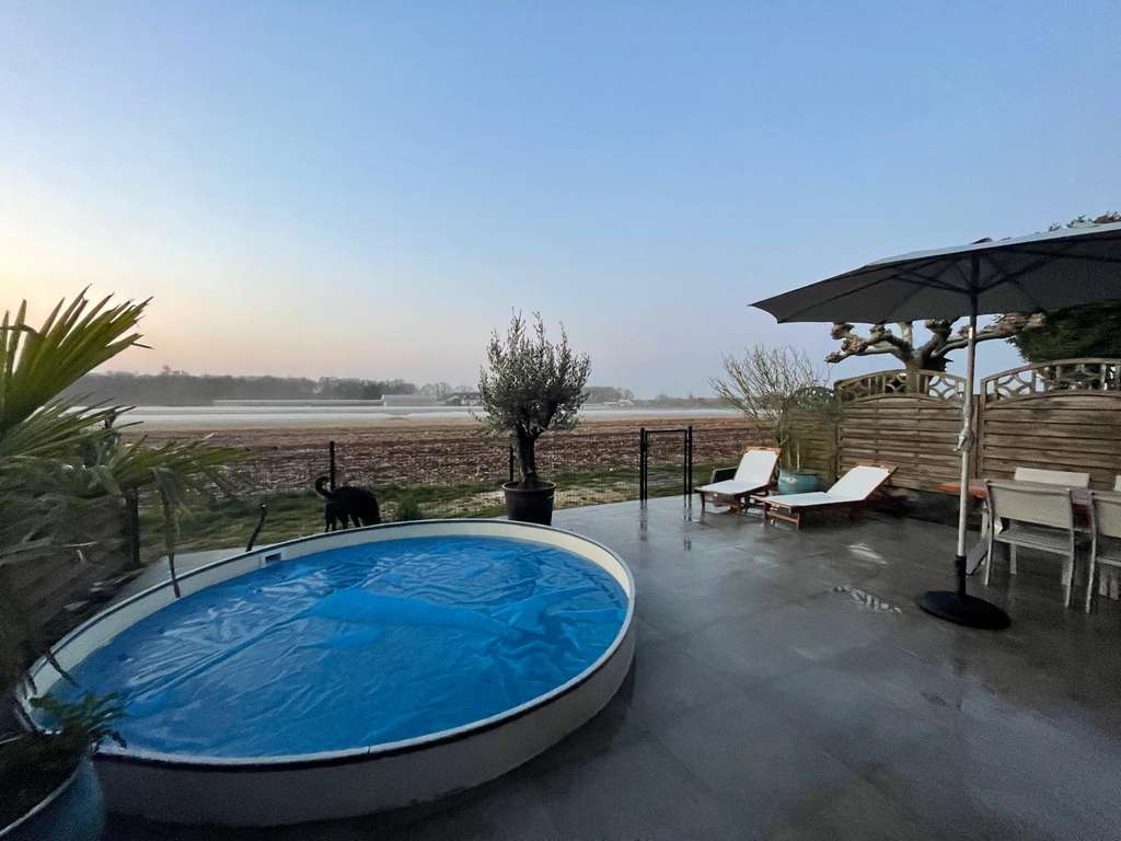 Immobilie in Niederkrüchten - Ihr neues „Haus im Haus“: Feldrand-Idylle mit Pool-Oase in Elmpt - Bild 0