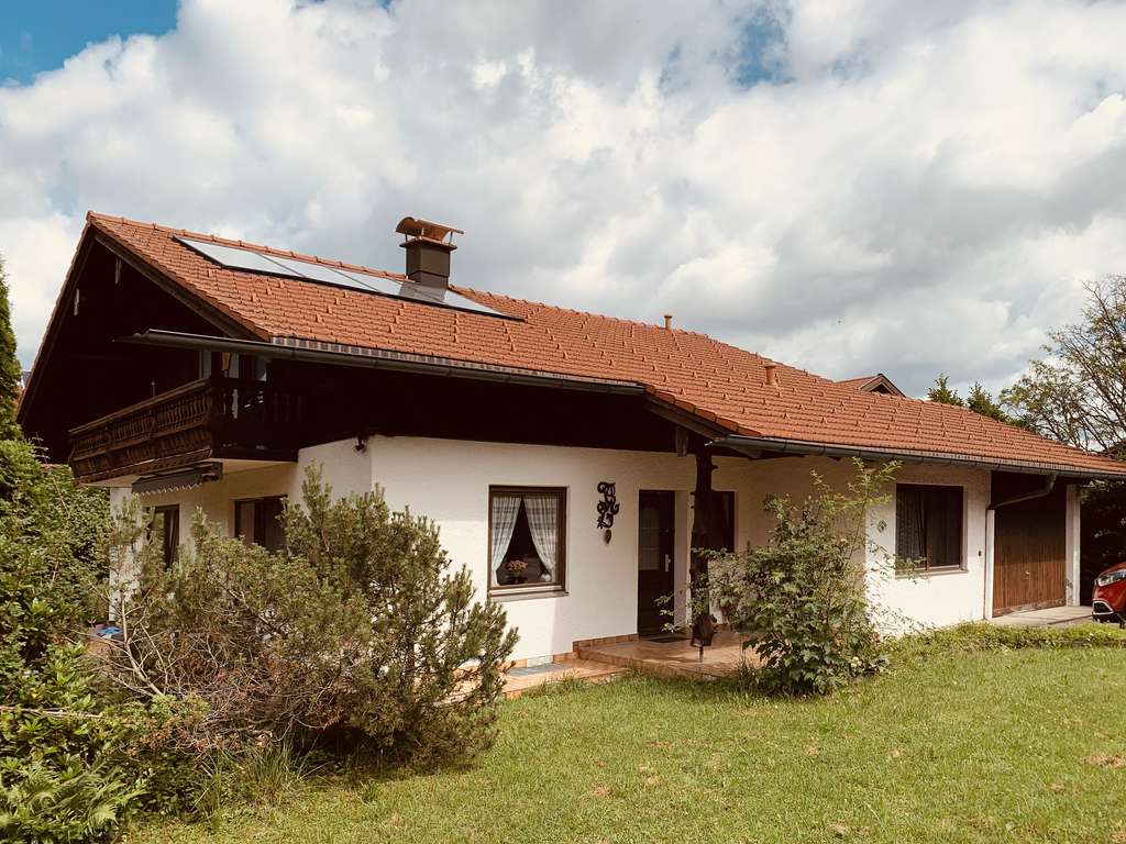 Immobilie in Marquartstein - Seltene Gelegenheit im Chiemgau: Landhaus mit Blick zur Burg Marquartstein - Bild 1
