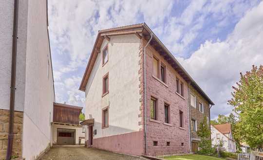 Mehrfamilienhaus mit großem Grundstück und Ausbaupotenzial in Karlsruhe-Hohenwettersbach