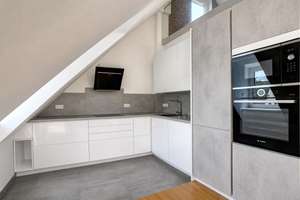 Freie 3-Zimmer-Maisonette | Galerie | Süd-Loggia  | Parkett | Fußbodenhzg. | Lift | KfW 40 A+ – Die vollständige Adresse der Immobilie erhältst du vom Anbieter., 81549 Südgiesing, München – Vorschaubild 3