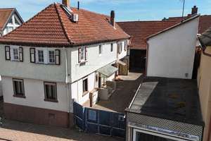 Begehrte Altstadtlage - 2 Wohneinheiten + Ladenfläche & Scheunenanteil mit Entwicklungspotenzial – Die vollständige Adresse der Immobilie erhältst du vom Anbieter., 63128 Dietzenbach – Vorschaubild 1
