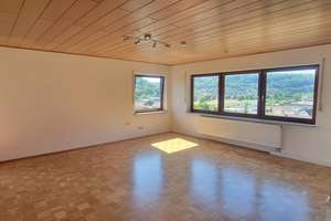 Helle 3,5‑Zimmer‑DG‑Wohnung mit Loggia und Stellplatz