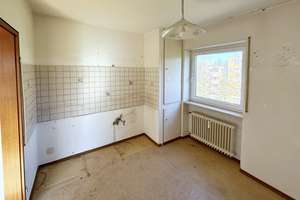 MIT BLICK INS GRÜNE: SAN.-BEDÜRFTIGE 2-ZI-ETW MIT SÜDBALKON, LIFT UND TG-STELLPLATZ IN ER-BÜCHENBACH – Kulmbacher Straße 14, 91056 Büchenbach Nord, Erlangen – Vorschaubild 8