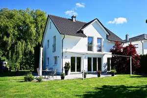 AIGNER - Hochwertiges Einfamilienhaus mit traumhaften Garten – Die vollständige Adresse der Immobilie erhältst du vom Anbieter., 86495 Eurasburg – Vorschaubild 1