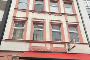 Exklusive Investitionsmöglichkeit: Vielseitiges MFH mit 10 Wohneinheiten und Gewerbefläche