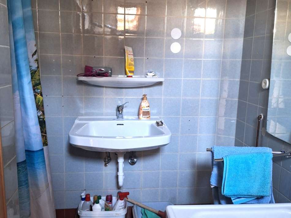 Bad mit Wanne, Dusche und Fens