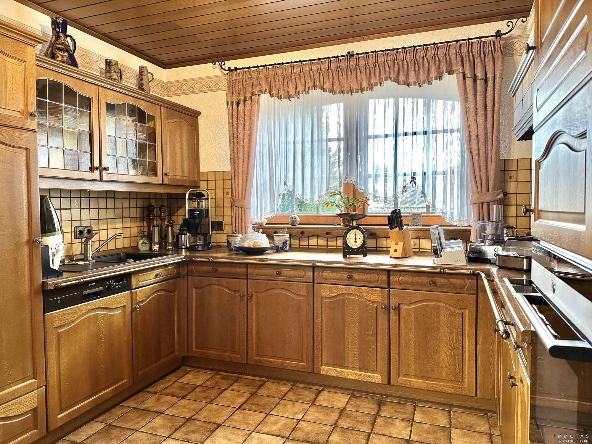 Immobilie in Glees - Repräsentatives Einfamilienhaus mit Einliegerwohnung, Garage und schönem Außenbereich - Bild 5