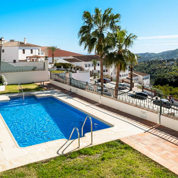 Erdgeschosswohnung Frigiliana mit 2 Schlafzimmern und großer Terrasse mit Gemeinschaftspool.