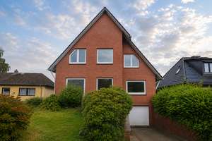 Großzügiges Zweifamilienhaus mit Garten, Garage und vielseitigem Entwicklungspotenzial – Die vollständige Adresse der Immobilie erhältst du vom Anbieter., 22045 Tonndorf, Hamburg – Vorschaubild 1