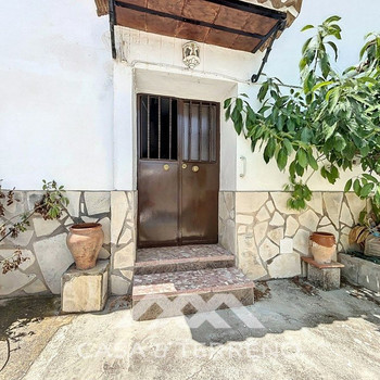 Charmantes Reihenhaus mit Bergblick, Grundstück und Ausbaupotenzial in Comares zu verkaufen