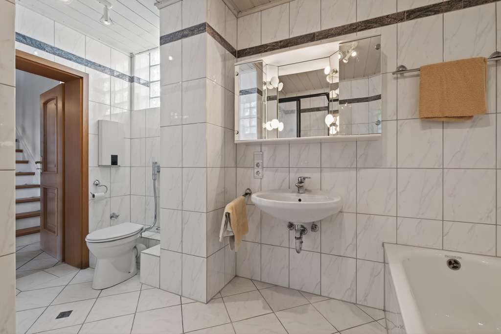 Immobilie in Neuburg am Rhein - Sanierungsjuwel für Familien: Viel Platz, viel Grün, viele Möglichkeiten in Neuburg am Rhein - Bild 3