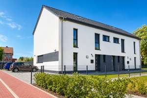 Moderne Doppelhaushälfte mit großem Garten, Sonnenterrasse und hochwertiger Einbauküche in Wolfsburg – Wendenstraße 10, 38448 Wendschott, Wolfsburg – Vorschaubild 2