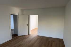Frisch sanierte 3-Zimmer-Wohnung mit Balkon, EBK & Stellplatz in ruhiger Lage in Köln-Zündorf – Lilienweg 10, 51143 Zündorf, Köln – Vorschaubild 2
