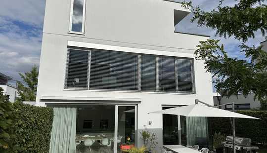 Bild von Exklusives Architektenhaus im Bauhaus-Stil auf den Gonsbachterrassen