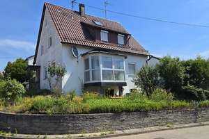 Tolles, freistehendes Einfamilienhaus mit Wintergarten, Terrasse und Garage in Ortsrandlage – Die vollständige Adresse der Immobilie erhältst du vom Anbieter., 71229 Leonberg – Vorschaubild 2