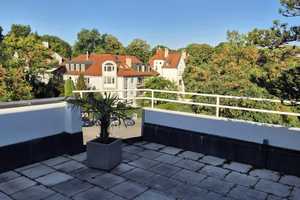 Helle Dachgeschosswohnung mit 110 qm Terrasse in Alt-Bogenhausen – Höchlstraße 3, 81675 München – Vorschaubild 1