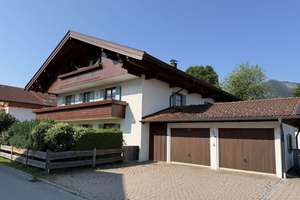 Traumhafte Dachgeschosswohnung mit zwei Balkonen und Bergblick in Marquartstein