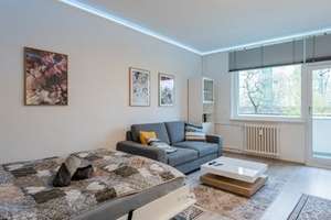 1-Raum-Apartment mit Südbalkon vollmöbliert / fully furnished 1-Room Apartment with sunny balcony – Flensburger Straße 19, 10557 Hansaviertel, Berlin – Vorschaubild 1