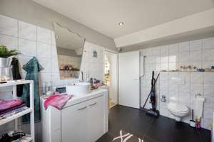 Helle 3-Zimmer-Wohnung mit Dachterrasse
Weitblick über Wuppertal inklusive – Die vollständige Adresse der Immobilie erhältst du vom Anbieter., 42285 Barmen, Wuppertal – Vorschaubild 8