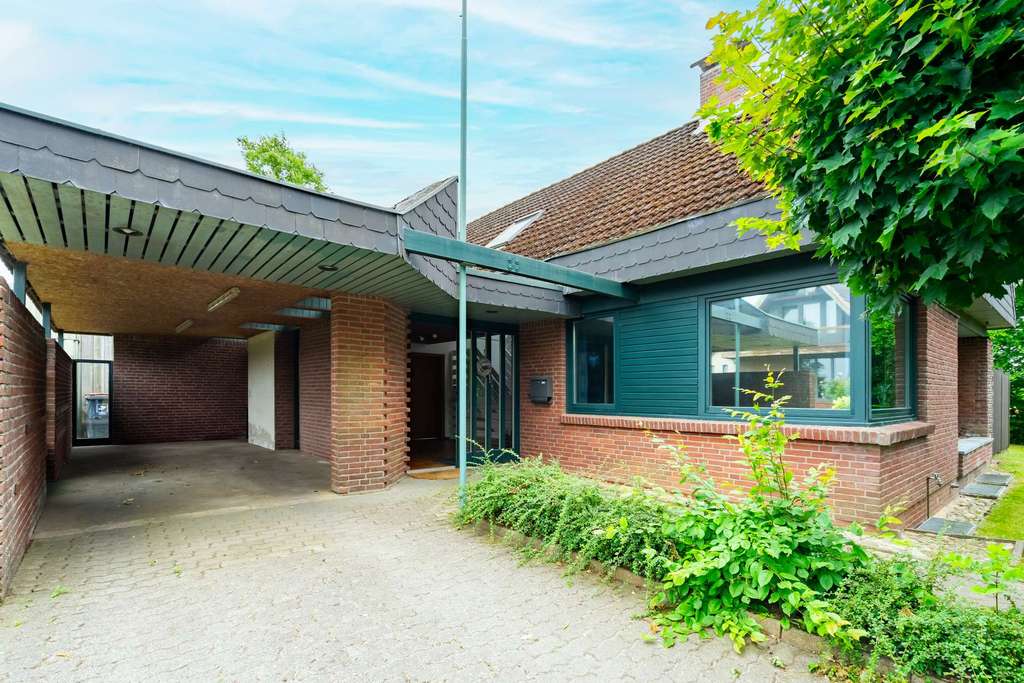 Immobilie in Bergenhusen - Nicht alltäglich!  Architektur aus den 70ern mit offenem Wohn-Essbereich, Kamin und viel Platz - Bild 1