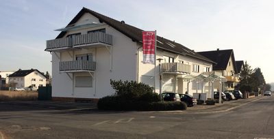 Aussergewöhnliche DG Wohnung mit großem teilw. überdachten ( Glas ) Balkon und kompl.Einbauküche