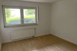 Renovierte und ruhig gelegene Wohnung mit Balkon (Souterrain)!
