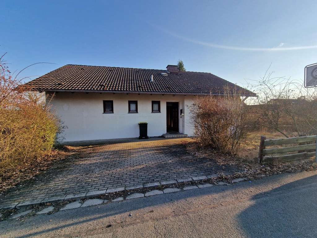 Immobilie in Feilitzsch - Einfamilienhaus im Bungalowstil mit viel Potenzial - Bild 0