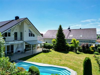 Großzügiges Familienhaus mit Pool, Wellnessbad und Traumgarten