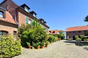 Stilvolles Dachgeschoss-Apartment in historischer Hofanlage von
Köln-Zündorf – Die vollständige Adresse der Immobilie erhältst du vom Anbieter., 51143 Zündorf, Köln – Vorschaubild 5