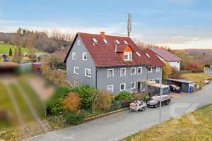 Attraktives Mehrfamilienhaus mit großzügiger Wohnfläche, PV Anlage und großem Garten in Kohlberg – Die vollständige Adresse der Immobilie erhältst du vom Anbieter., 92702 Kohlberg – Vorschaubild 1