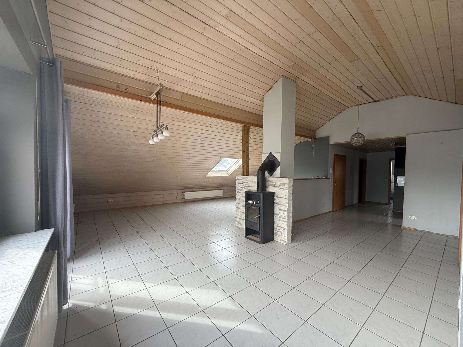 Immobilie in Walzbachtal - Attraktive, 4-Zimmer-Dachgeschoßwohnung mit Garage, Gartenanteil, Hobbyraum - Bild 7