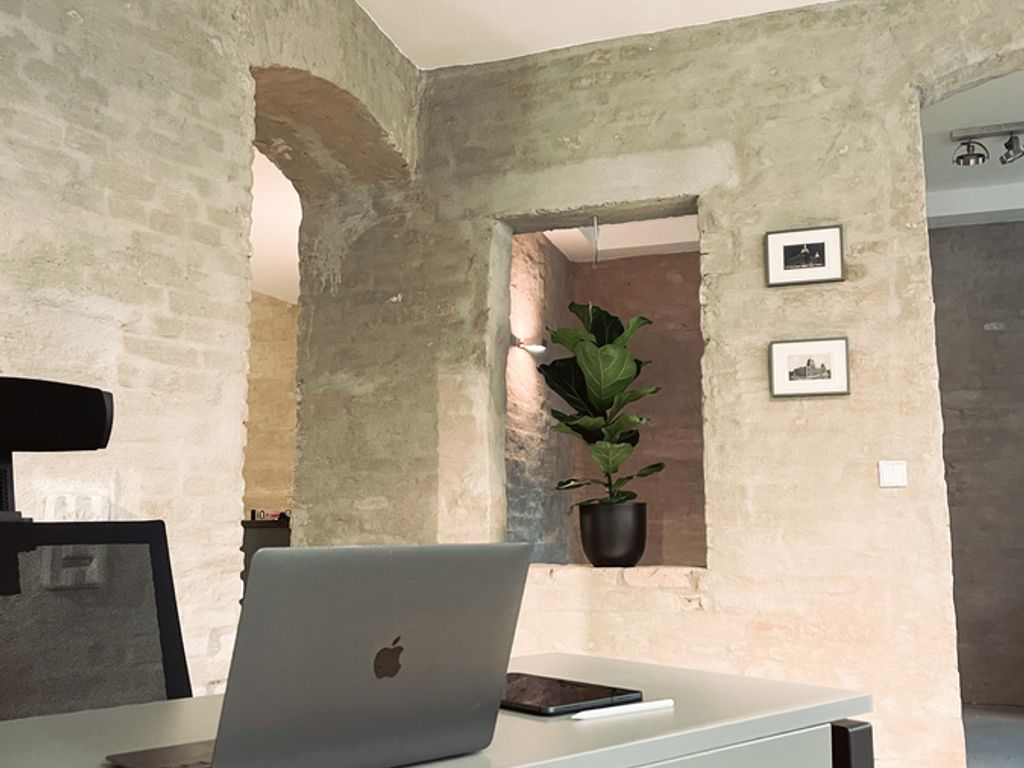 MITTE | TOP SANIERTE MÖBLIERTE BÜROFLÄCHE MIT 8 PLÄTZEN AUF 70 QM ZU