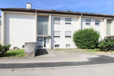 Klein, fein und voller Komfort – charmante Dachgeschosswohnung mit Balkon, Klimaanlage & Stellplatz