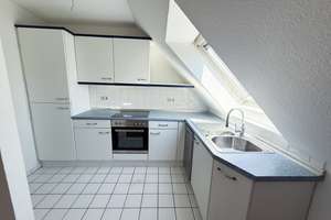 Maisonettewohnung mit 2 Zimmern, Balkon, Küche, Bad, Gäste-WC mit Tiefgaragenstellplatz & Aufzug – Die vollständige Adresse der Immobilie erhältst du vom Anbieter., 40597 Benrath, Düsseldorf – Vorschaubild 4