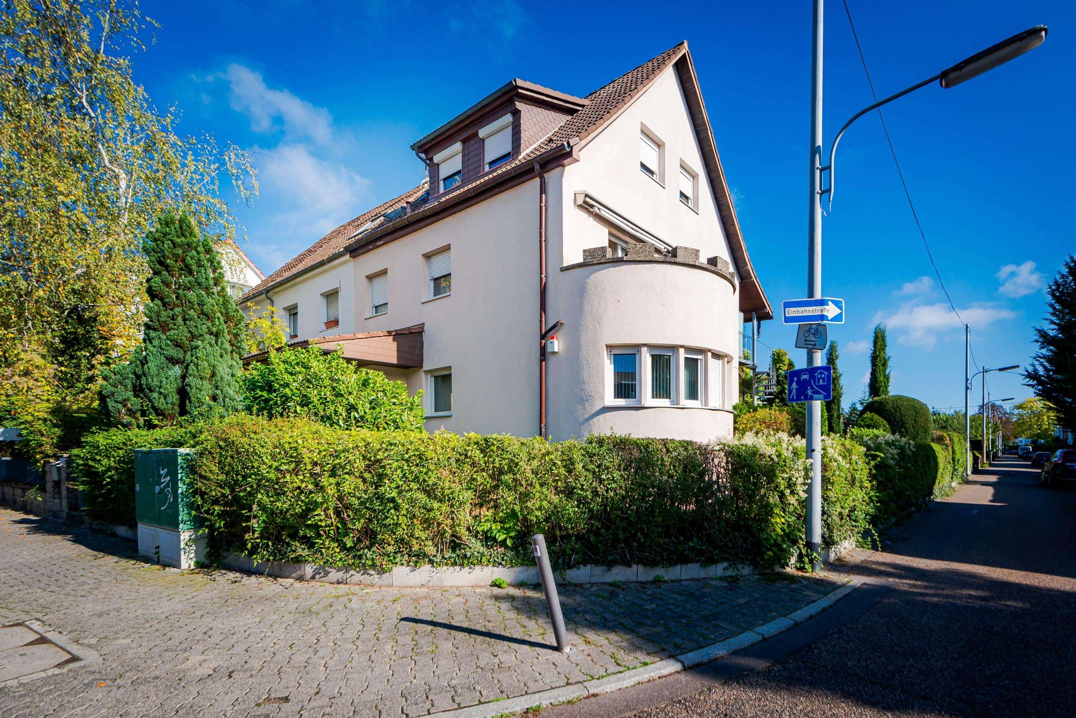 Frankfurt-Sachsenhausen/Süd: Großzügiges Ein-/Zweifamilienhaus mit Gartenidylle und zwei Garagen !, Frankfurt am Main – Bild 2