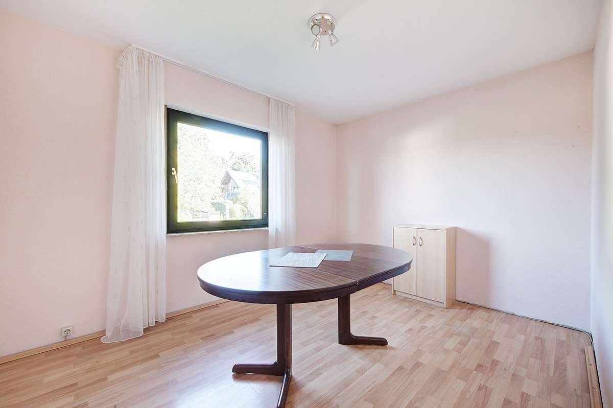 Immobilie in Weyerbusch - Ein-/Zweifamilienhaus in ruhiger Wohngegend mit nahezu ebenerdigem Gartengrundstück und Doppelgarage - Bild 8