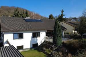 Den Sommer im eigenen Haus genießen! Saniertes EFH mit Einliegerwhg am Hemsberg, geringe Heizkosten – Die vollständige Adresse der Immobilie erhältst du vom Anbieter., 64625 Bensheim – Vorschaubild 2