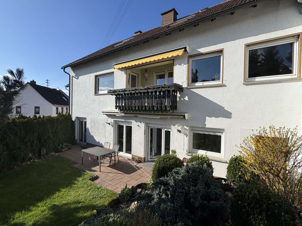 Immobilie in Waldems - Großzügiges ZFH mit Garten · 2 Garagen · 2 Außenstellplätzen - Bild 0