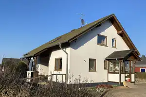 Einfamilienhaus mit Einliegerwohnung in ruhiger Umgebung und hervorragender Verkehrsanbindung – Rhein-Hunsrück-Kreis – Vorschaubild 1