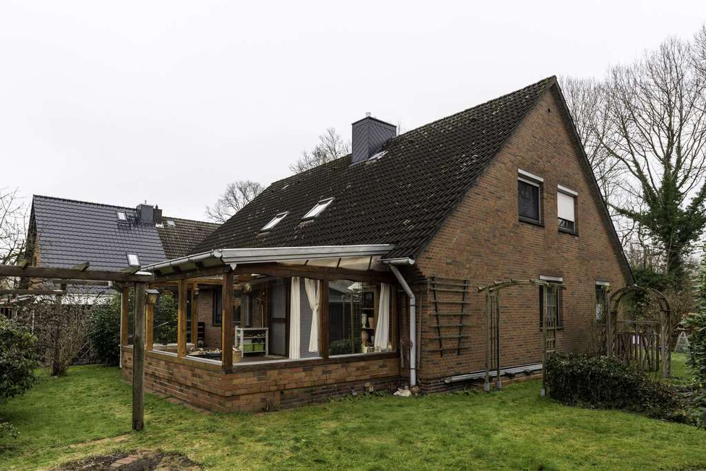 Immobilie in Lauenbrück - Einfamilienhaus + Einliegerwohnung: vielseitige Immobilie mit zwei Wohneinheiten - Bild 1