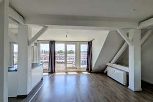 Über den Dächern Neuköllns: Helle 2-Zimmer-Wohnung mit Loftcharakter und Südbalkon
