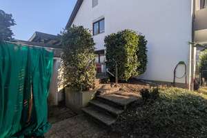 5-6 Zimmer auf einer Ebene: Erdgeschoßwohnung mit Garten, Terrasse, Einbauküche und Garage
