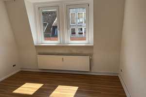 Frische renovierte Wohnung in bester Lage – Jungmannstraße  64/66, 24105 Kiel – Vorschaubild 1