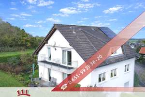 Neuwertiges Mehrfamilienhaus mit drei Wohneinheiten, Garten, Doppelgarage und Photovoltaikanlage