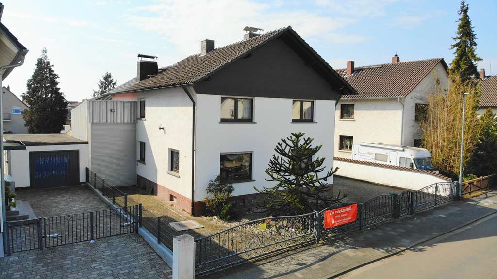 Immobilie in Hainburg - Viel Raum zum Leben: Einfamilienhaus mit Wintergarten, Dachterrasse und großem Grundstück - Bild 1