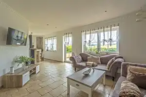 Mediterran Wohnen im modernen Haus mit Pool und Burgblick – Ahrweiler (Kreis) – Vorschaubild 5
