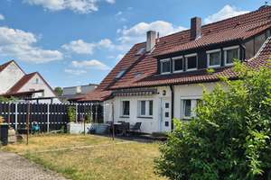 3½-Zimmerwohnung auf 2 Etagen mit Mittelhaus-Charakter-Terrasse, Einbauküche, Garten und 2 Garagen