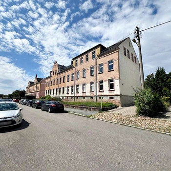 "Attraktive Kapitalanlage: Vermietete, renovierte 2-Zimmer-Wohnung mit Stellplatz und Gartennutzung"