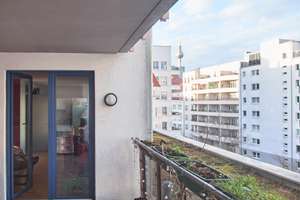 Helle 1-Zimmer-Wohnung als Renditeobjekt mit großer Terrasse und Blick auf den Fernsehturm in Mitte