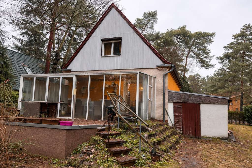 Immobilie in Hoppegarten - Naturnahes Einfamilienhaus mit 4 Zimmern, Wintergarten, 2 Hauseingängen und Garage - Bild 0